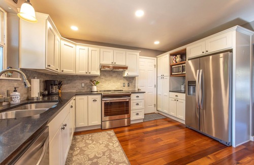Hood River House | Adorable Remodeled, Quiet, Near Town, Fenced Yard, Pet Friendly