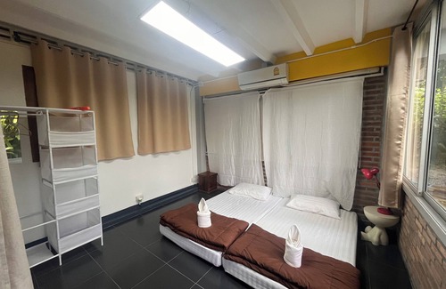 Chang Phueak House | Adorable sunny bedroom with AC in Doi Suthep and nimmamhaemin neighborhood.