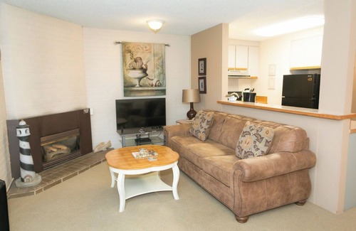 Ocean Shores Apartment | Adventure & Comfort – Ocean Stay w/Pool, Fireplace & Private Balcony
