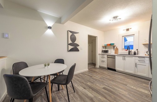 Golden House | Adventure Hub | Downtown Modern Suite | West