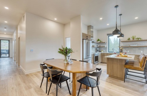 Bend House | Aerie Stylish 6 Unit Buyout | 15BDR Near Downtown | Mountain Views + Hot Tub