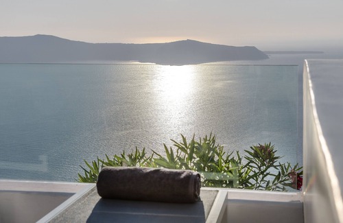 Imerovigli House | Aether Suite with hot tub and sea view by Caldera Houses