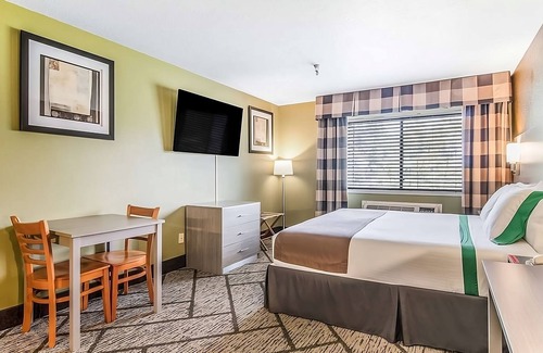 Poulsbo Resort | Affordability Meets Comfort in GuestHouse Poulsbo! Free Parking, Pet-friendly