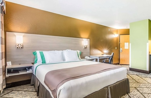 Poulsbo Resort | Affordability Meets Comfort in GuestHouse Poulsbo! Free Parking, Pet-friendly