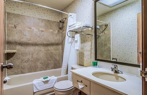Poulsbo Resort | Affordability Meets Comfort in GuestHouse Poulsbo! Free Parking, Pet-friendly