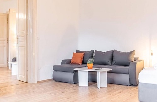 Wahring Apartment | Affordable 2BR Apt -Perfect for Longstays