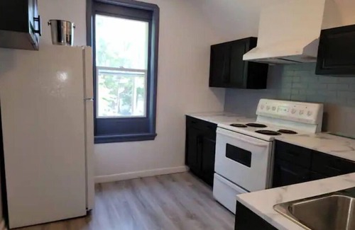 Winnipeg Apartment | Affordable 4 bedrooms/FREE parking/15 mins to Airport/FREE monthly Cleanings