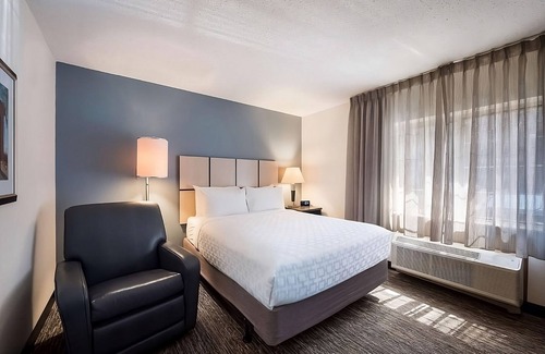 Libertyville Hotel | Affordable & Convenient: 4 Cozy Suites w/Full Kitchen, BBQ & Pet-Friendly