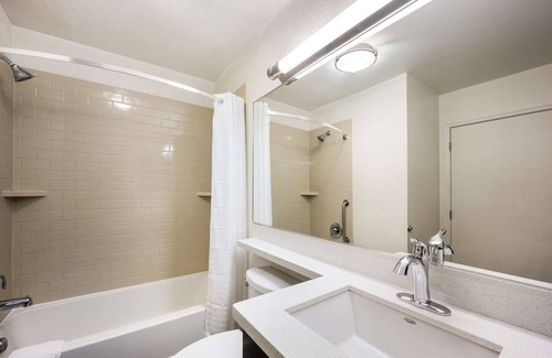 Libertyville Hotel | Affordable & Convenient: 4 Cozy Suites w/Full Kitchen, BBQ & Pet-Friendly