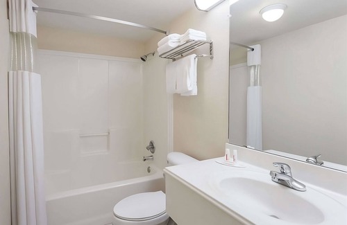 Austin Ave. Resort | Affordable Getaway at Knights Inn Franklin Ave Waco! Pet-friendly, Free Parking