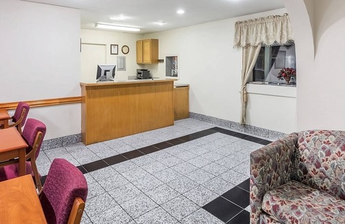 Austin Ave. Resort | Affordable Getaway at Knights Inn Franklin Ave Waco! Pet-friendly, Free Parking