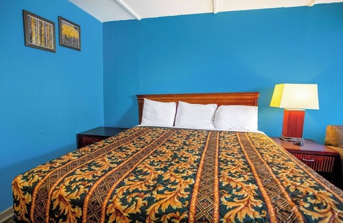 Kernersville Hotel | Affordable King Bed Room Close to Triad Park – Walkable Location