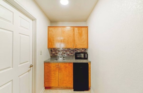 Killeen Hotel | Affordable King Room – Rest Well After Exploring Killeen’s Dining & Attractions