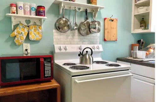 Bay St Louis Cottage | Affordable Month to Month Stay, Beaches, Casino, Tiny house,