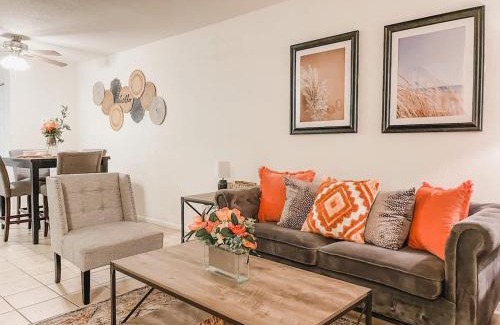 Tallahassee House | Affordable Retro Retreat 80s Townhome