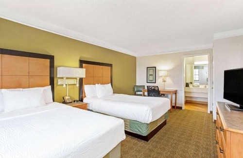 Orlando Hotel | Affordable Room Close to MCO + Free Parking & Shuttle Service | Onsite Pool