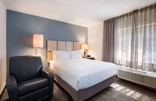 Libertyville House | Affordable Suite w/Full Kitchen – Perfect for Work or Family Stays