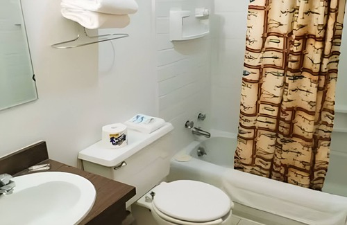 International Falls Hotel | Affordable Comfort w/Breakfast & Private Bath Near Scenic International Falls