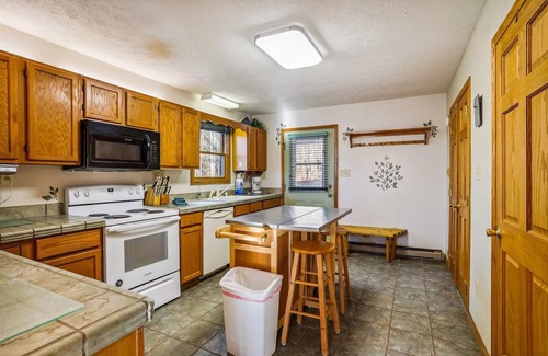 Davis House | Affordably priced and amazingly nice mountain cottage offers peace and quiet.