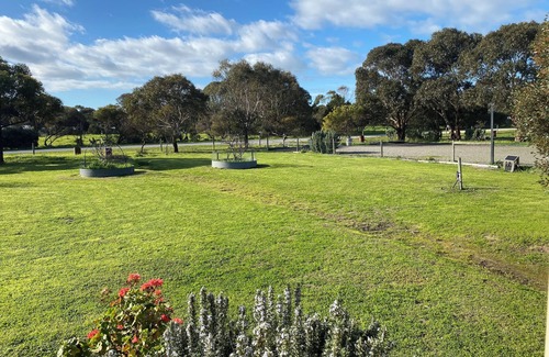 Goolwa North House | Aggies is a 2 bedroom cottage in a semi rural part of Goolwa. Close to the river