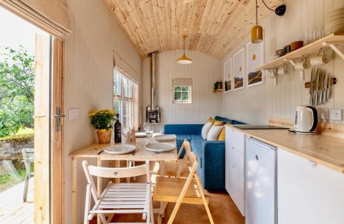 Ballater House | Ailsa- Enchanting Tiny House with wood burner and hot tub in Cairngorms