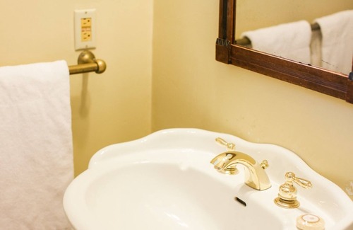 Fish Creek Hotel | AIM Whistlingswan inn and restaurant