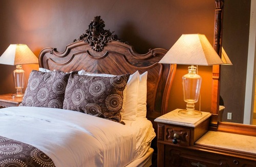 Fish Creek Hotel | AIM Whistlingswan inn and restaurant