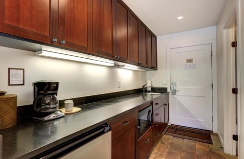 Historic Lahaina Front Street Apartment | Aina Nalu B106