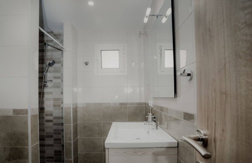 Aristotelis Apartment | Aiora Yard - Anemone