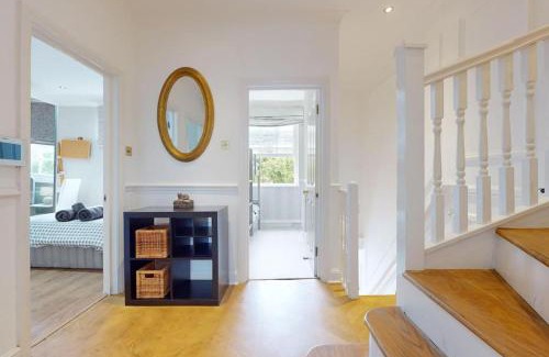 Warwick House | -Air Con- Premium House - Prime location