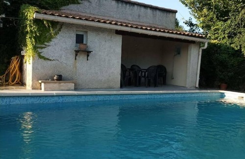 Camaret-sur-Aigues Villa | Air-conditioned villa with swimming pool