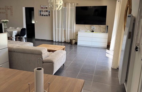 Vestric-et-Candiac Villa | Air-conditioned villa with pool, close to the sea