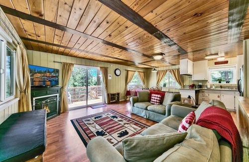 Country Club Estates Cabin | Air-Conditioned Tahoe Cabin Foosball Forest Views