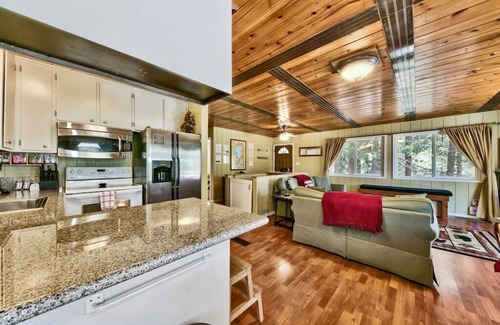 Country Club Estates Cabin | Air-Conditioned Tahoe Cabin Foosball Forest Views