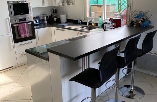 Antibes Apartment | Air-conditioned 2 bedroom Garden apartment close to beaches and amenities.