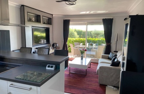 Antibes Apartment | Air-conditioned 2 bedroom Garden apartment close to beaches and amenities.