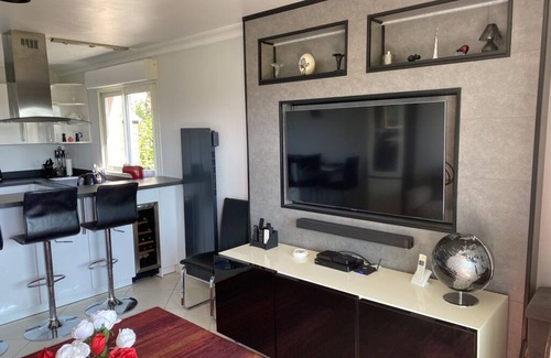 Antibes Apartment | Air-conditioned 2 bedroom Garden apartment close to beaches and amenities.