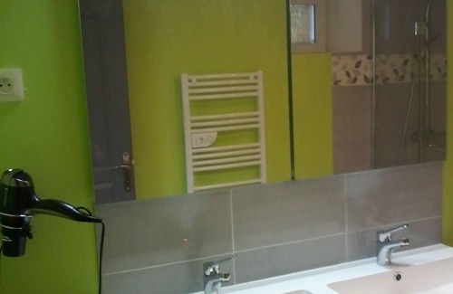 Pons Cottage | Air-conditioned gîte* "le pigeonnier"- prepared beds + bathroom linen provided