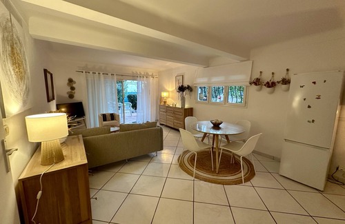 Boulouris-sur-Mer Apartment | Air-conditioned ground-floor villa with WiFi close to the sea and shops private parking