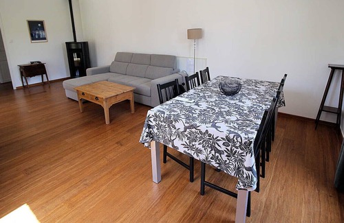 Maubec Villa | Air-conditioned living room for this villa 500m from Maubec, Luberon.