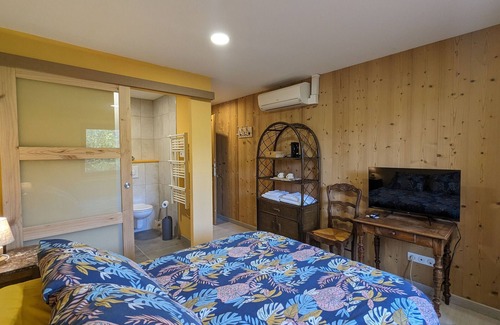 Rehaupal Bed & Breakfast | Air-conditioned room with private bathroom, garden access