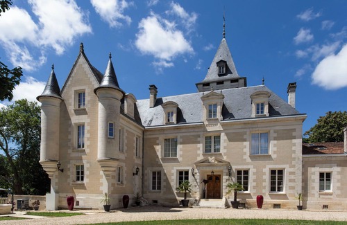 Nouvelle-Aquitaine Villa | Air-conditioned villa at Château de Bellevue, heated pool, 6 adults + 2 children