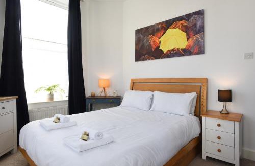 Southsea Apartment | Air Maison - Minutes From Seafront - Sleeps 4 Free - Street Parking