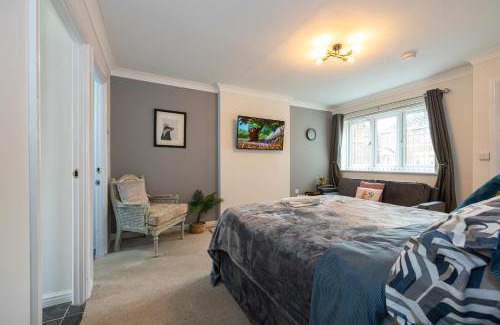 Broadheath Apartment | Airstays Apartment