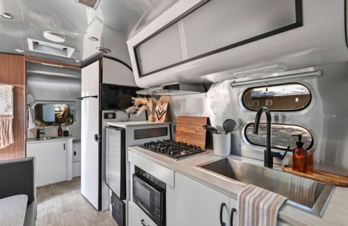 Dunsmuir Apartment | Airstream - (Cherry)