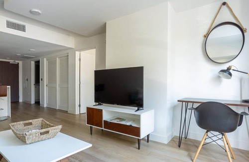 Westlake Apartment | Airy 1BR in Koreatown with Rooftop Park + Pets OK