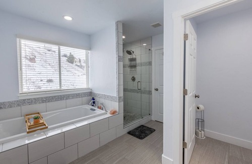 Leadville House | Airy home away from home- minutes from downtown and mineral belt trail!
