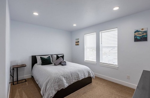 Leadville House | Airy home away from home- minutes from downtown and mineral belt trail!