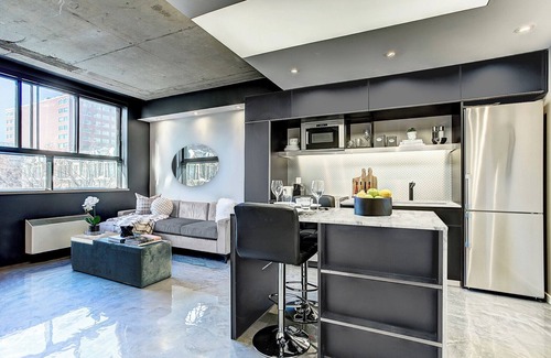 Shaughnessy Village Apartment | Airy Loft near Sainte-Catherine St.