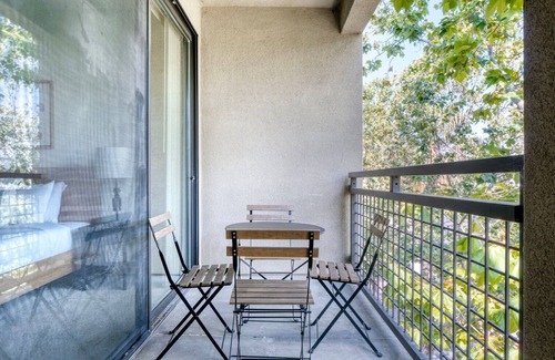 San Jose Apartment | Airy San Jose 2BR w/Sauna, Pool & Games, nr Groceries, by Blueground
